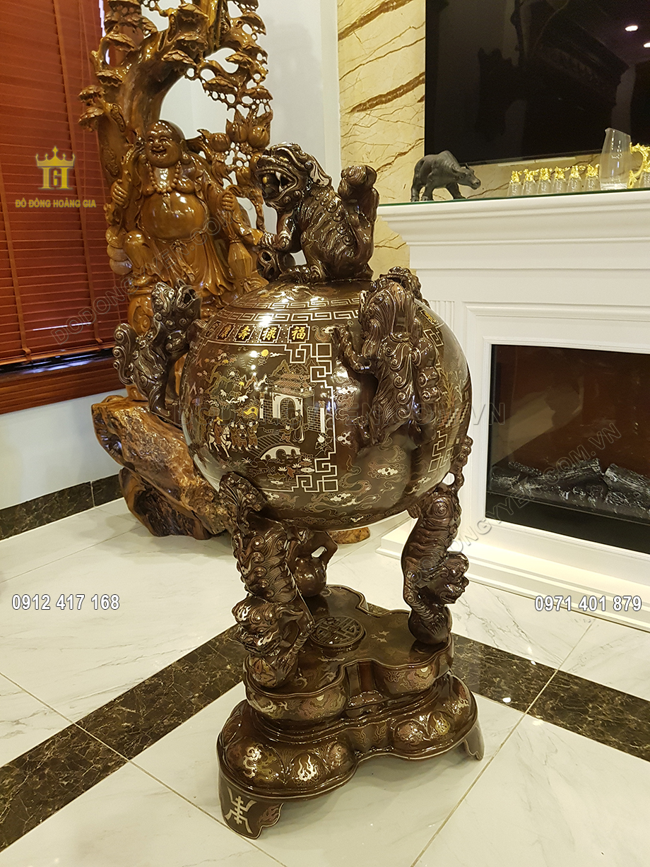 H&igrave;nh ảnh l&agrave;ng qu&ecirc; Việt Nam với c&acirc;y đa, m&aacute;i đ&igrave;nh được c&aacute;c nghệ nh&acirc;n chạm khắc sắc n&eacute;t